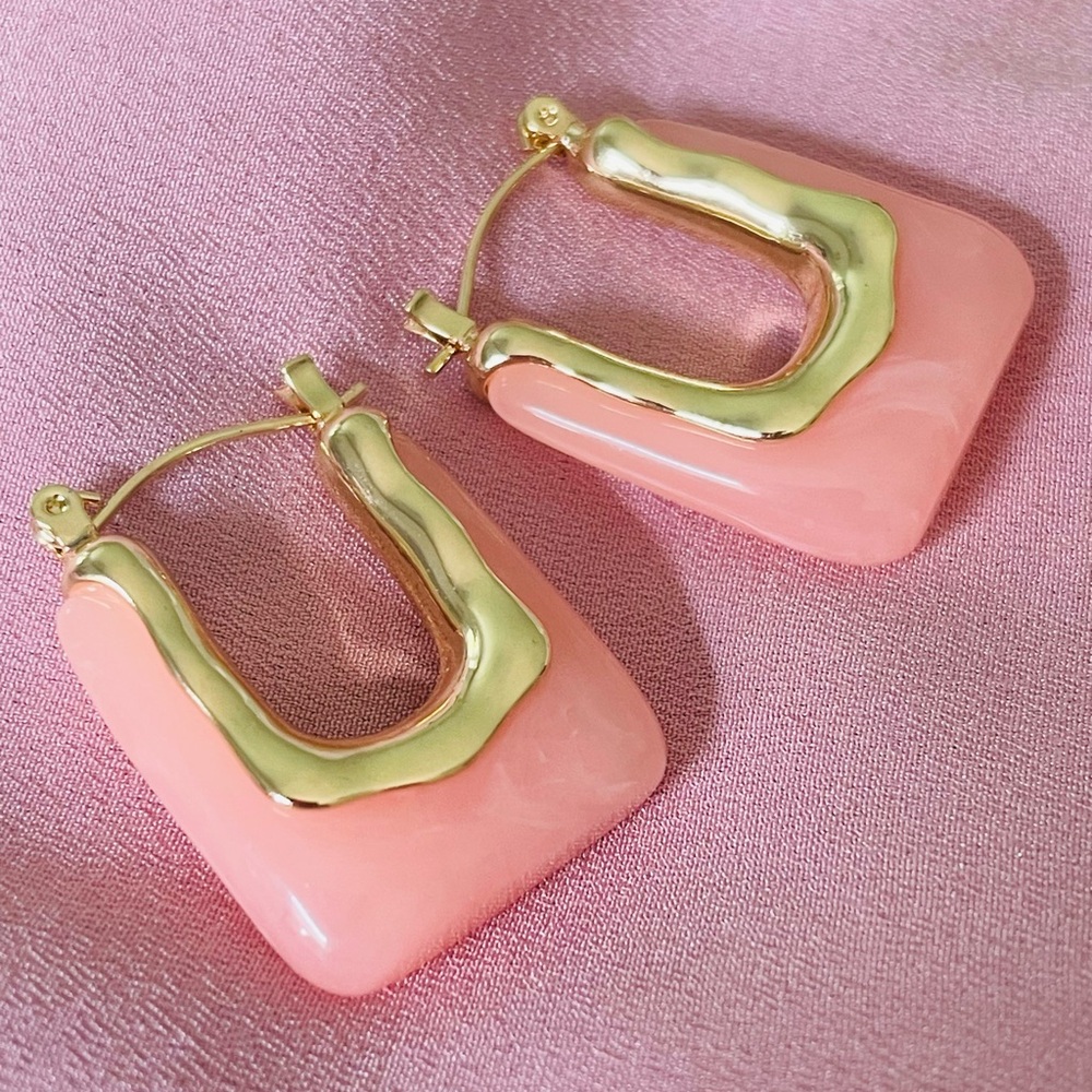NIB petal pink glass gold tone square drop earrings pierced ears bar hinged back